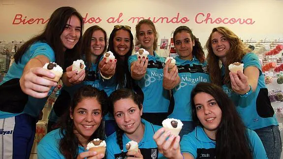 Las jugadoras del Unami, durante su visita a la pastelería creativa Chocova. 