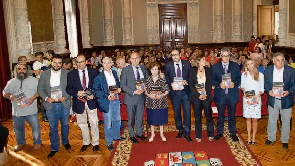 El autor del libro, Fernando Caballero, tercero por la derecha, junto con representantes institucionales, artistas y familia de Ursi, este miércoles, en el salón de actos de la Diputación. 