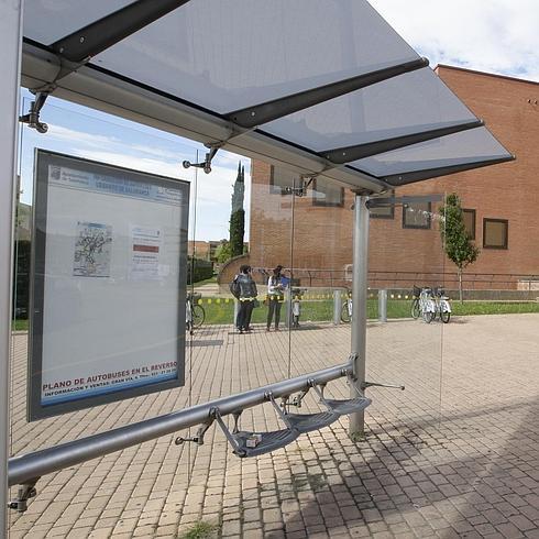 Parada de autobús de la línea 7, situada junto a la Facultad de Medicina, que se encuentra inoperativa desde la pasada semana. Almeida