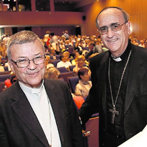Santiago Agrelo junto a Carlos López, obispo de Salamanca. 