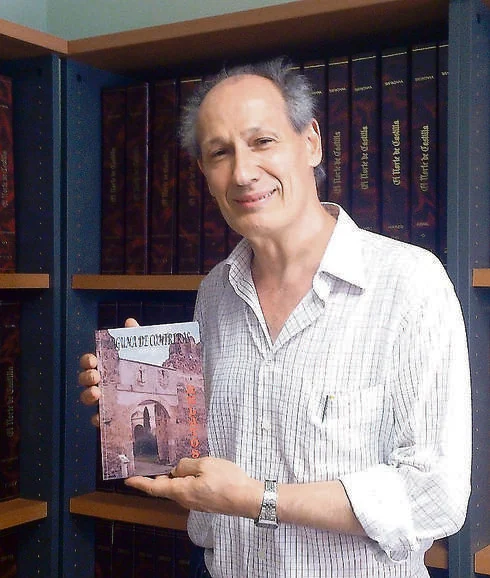 José Ángel González Linares muestra el libro. 