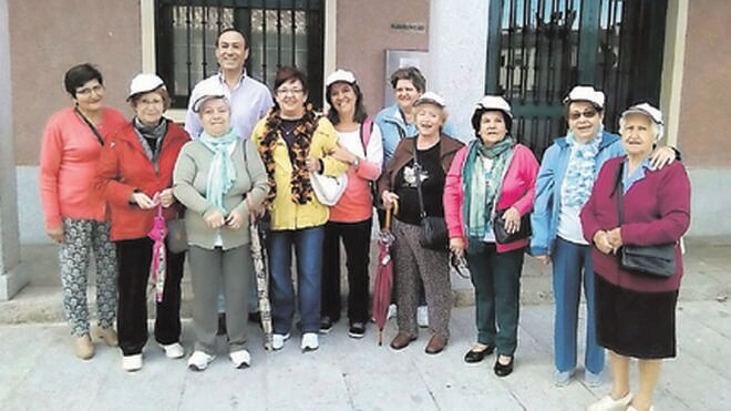 Mujeres que participaron ayer en el Paseo Saludable junto al alcalde de Carbajosa.