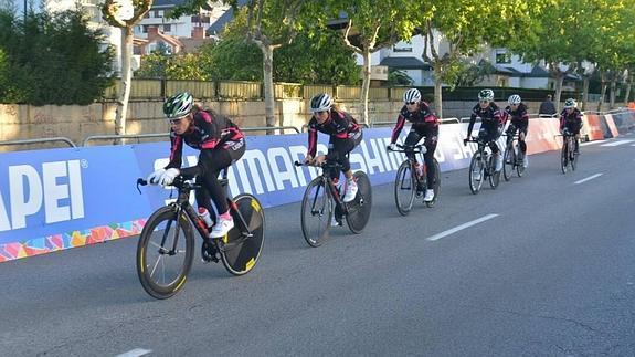 Equipo femenino en el tramo inicial del recorrido. 