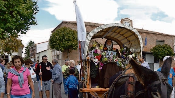 Los vecinos caminando junto a la imagen de la Santa.