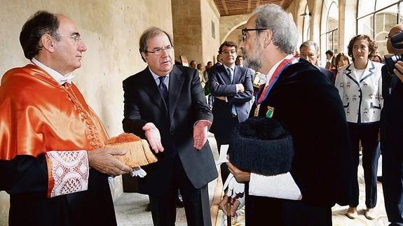 Sánchez Galán, Herrera y Ruipérez intercambian impresiones tras concluir el acto académico. 