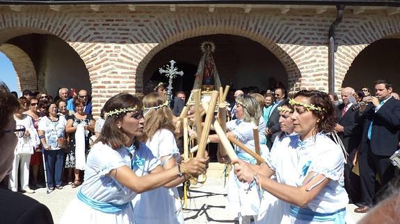 Danzas a la puerta de la ermita para adorar a la Virgen