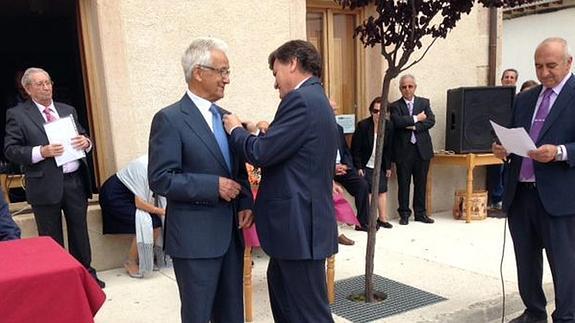 Francisco Vázquez impone a Ricardo Díez la insignia de oro de la Diputación. 