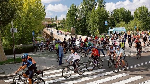 Los participantes en el préstamo gratuito de bicicletas partieron del Puente Romano para iniciar su recorrido.