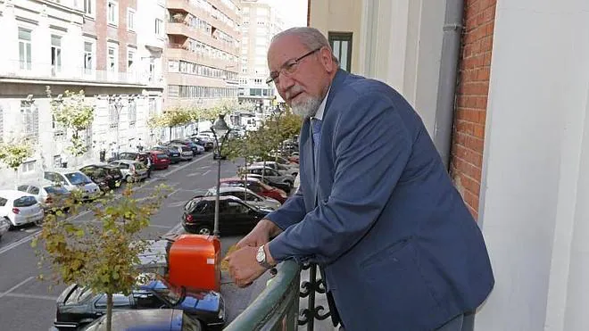 José Valín observa la calle Muro de Valladolid desde el balcón de su despacho en la CHD. 