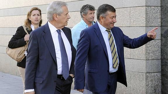 José Manuel Méndez (derecha) y Javier Gómez de Liaño, a su entrada hoy en los juzgados.
