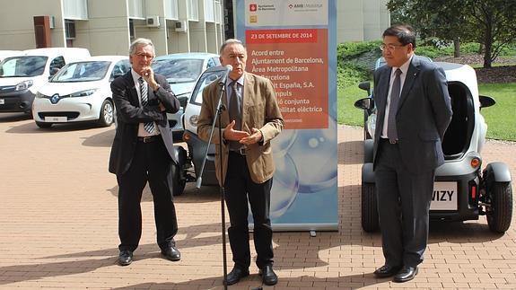 El alcalde de Barcelona, Xavier Trias, Antoni Poveda y el director general de Renault Iberia, Ricardo Gondo. EL NORTE