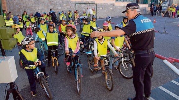 Un agente de la Policía Local explica a los escolares del Martín Chico cómo deben circular en bicicleta. 