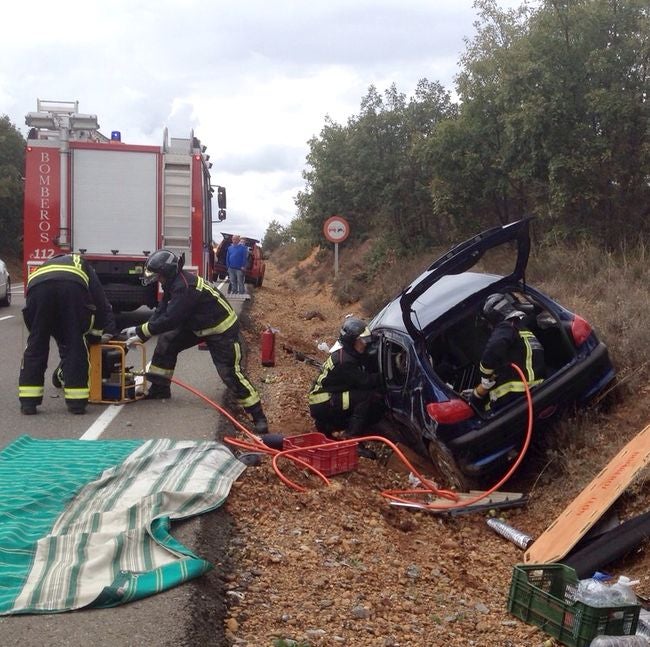 Efectivos de Bomberos de León procediendo a la excarcelación