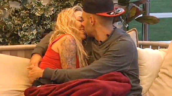 Paula y Omar se dan el primer beso en 'GH'