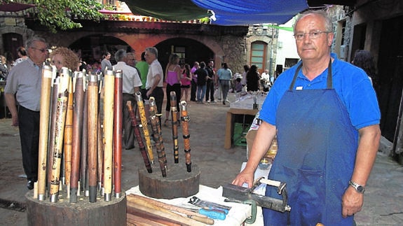 Nicanor Sánchez Cerezo con algunas de las gaitas que ha elaborado y con las herramientas que utiliza para ello. 