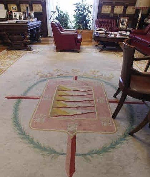 Escudo de la ciudad en la alfombra de Alcadía.