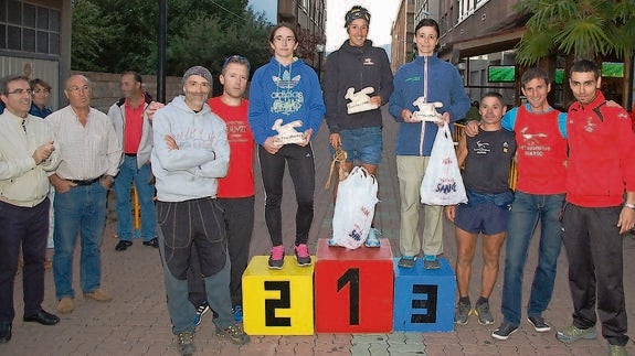 Las ganadoras femeninas en sus podios, con los primeros masculinos y la directiva del club Correcaminos.