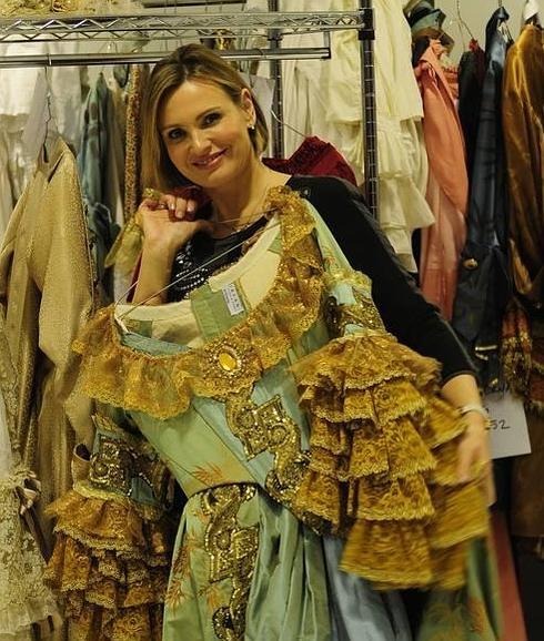 Ainhoa Arteta, probándose el vestuario para una ópera.