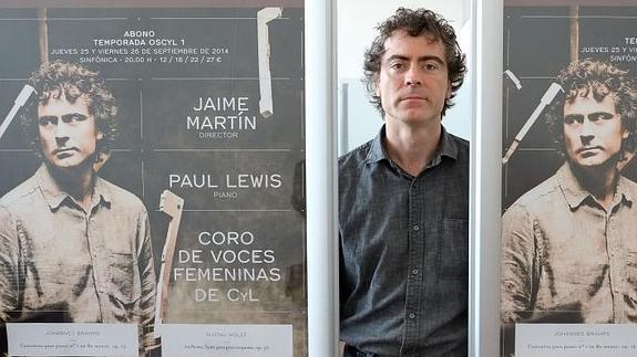 Paul Lewis, entre los carteles que anuncian el concierto. 