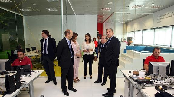El consejero de Economía y Empleo de la Junta, Tomás Villanueva (segundo por la derecha), visita al centro de Investigación y Desarrollo que Telefónicaen Castilla y León con motivo de su XV aniversario acompañado por el consejero delegado de Telefónica I+D, David del Val (I); el director del centro de Boecillo, Antonio Ferreras (D), y la viceconsejera, Begoña Hernández. 