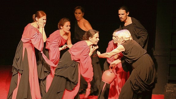 Una escena de la representación de ‘Bodas de sangre’ por la compañía Tribueñe.