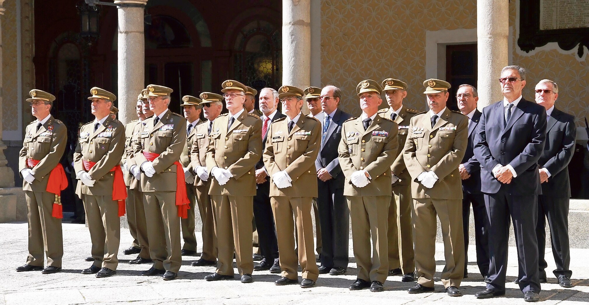 Algunos de los integrantes de la 262ª Promoción de Oficiales del Arma de Artillería, que ayer celebraron los 40 años de su salida de la Academia.