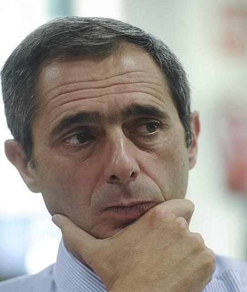 Juan Luis Rivero escucha una de la preguntas de la entrevista con atención. 