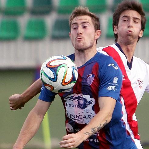 Dani Arribas, que anotó los dos goles de la Segoviana, durante un partido anterior. 