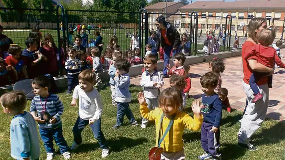 Niños en el patio de la guardería municipal de San Ildefonso. 