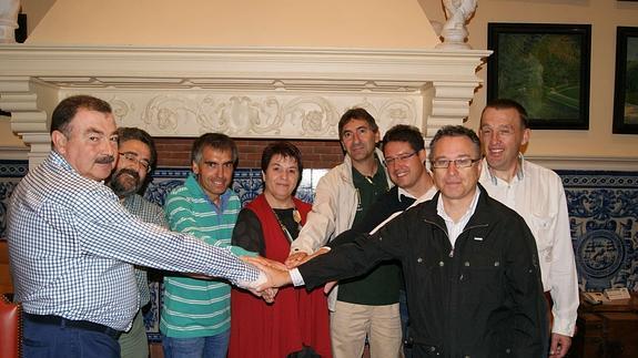 La alcaldesa y el concejal de Deportes, junto a los representantes de los cinco clubes. 