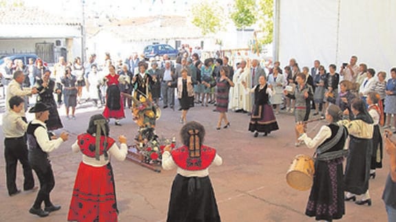Tras la procesión, el grupo de la Asociación de Mujeres ofreció sus bailes a la imagen de San Miguel Arcángel, en la plaza de la Iglesia. 
