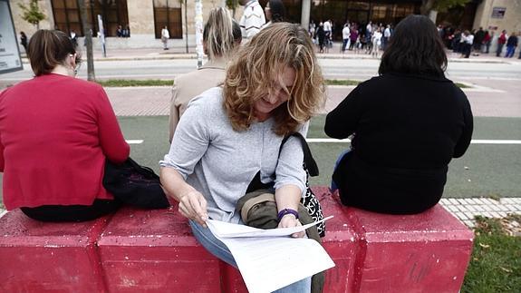 Una de las opositoras repasa antes de entrar en las aulas. 