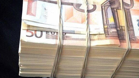 Detalle del fajo de billetes -solo los de fuera son, en apariencia, reales- intervenido al sospechoso. 