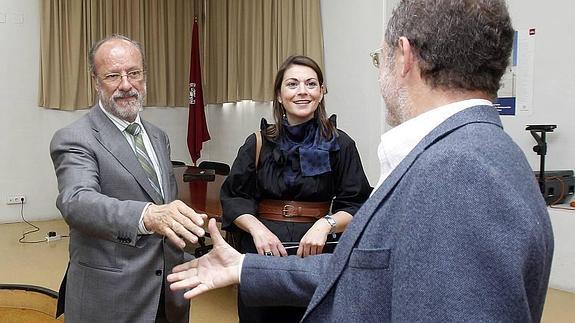 Manuel Saravia saluda al alcalde en presencia de Cristina Vidal. 