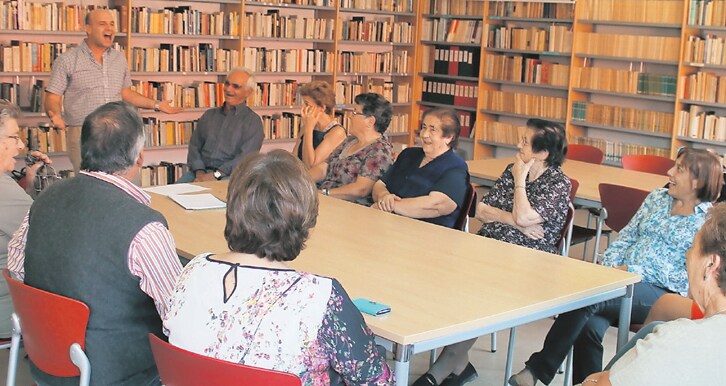 Un momento del taller de risoterapia realizado en la tarde de ayer en Cabrerizos, en el que los asistentes no pudieron evitar que las risas fueran las protagonistas. 