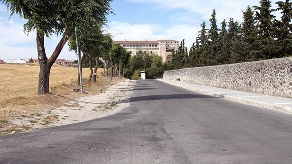 Camino del Alamillo, cuya acera es una inversión que no aparece en el presupuesto.