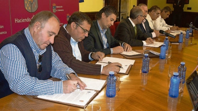 Un momento de la firma del convenio de colaboración en la mañana de ayer.