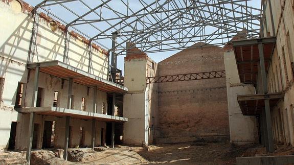 Aspecto del inmueble del teatro Cervantes con las cerchas que han de ser retiradas.