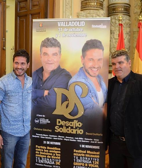 David de María y Onésimo posan junto al cartel del evento.