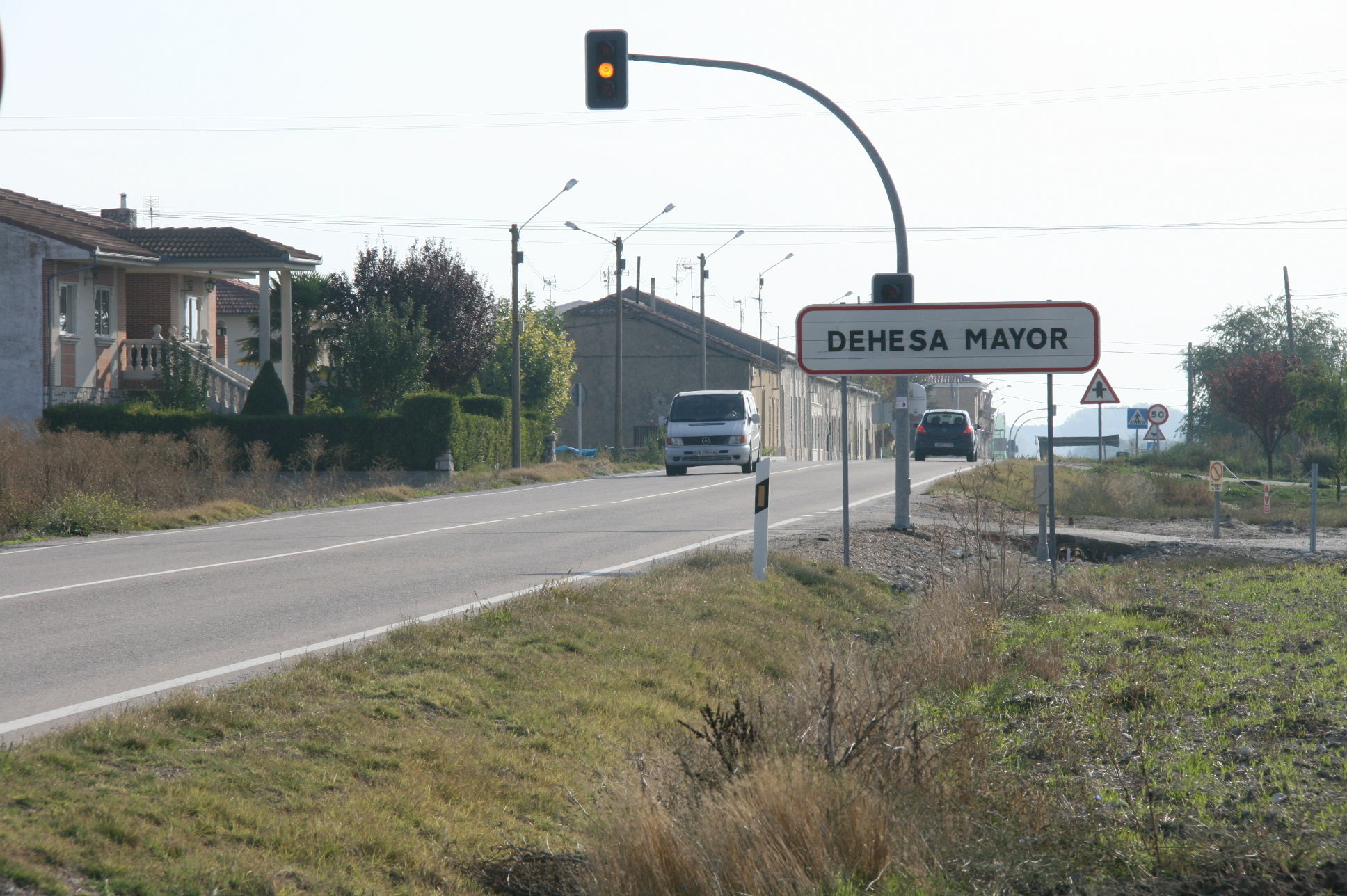 Travesía de la carretera autonómica SG-205. 