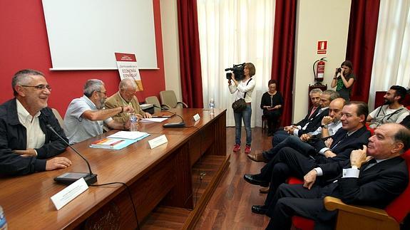 Agustín Prieto; el secretario general de UGT, Cándido Méndez, y el catedrático de la UVA, Zenón Jiménez, en el Foro de Debate, al que asistió el consejero de Economía, Tomás Villanueva (derecha). 