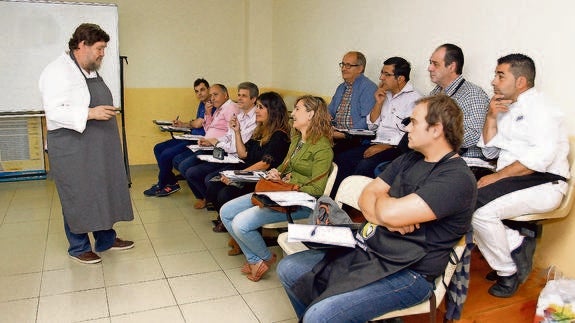 El cocinero vasco Mikel Zeberio imparte ayer una clase teórica sobre el lechazo a una docena de restauradores palentinos.