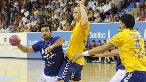 De La Rubia trata de superar la defensa irundarra. 