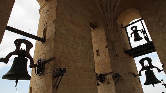 Varias de las campanas de la Catedral de Segovia desde el interior del campanario a 70 metros de altura. 