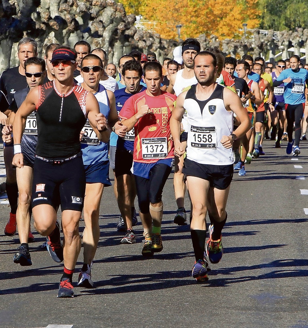 Participantes en la Media Maratón de El Norte del pasado año, a su paso por la avenida de Castilla.