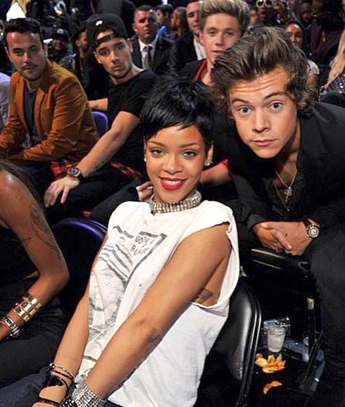 Los chicos de One Direction con Rihanna