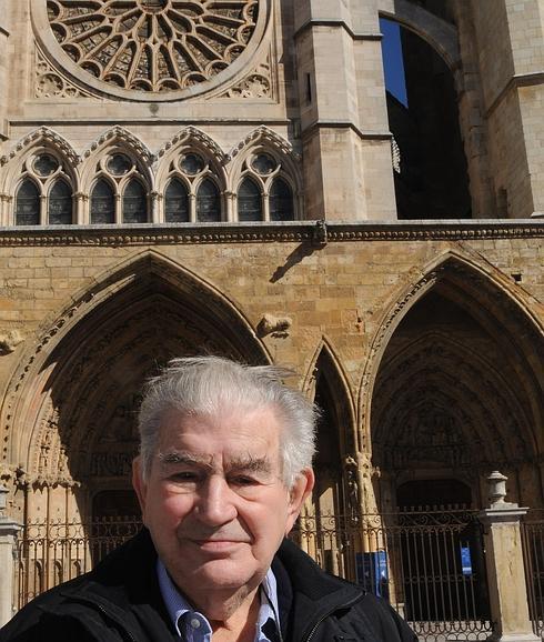 Antonio Gamoneda, delante de la catedral de León 