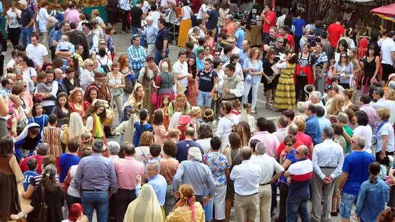 Participantes en una de las actividades del mercado medieval de Tordesillas.