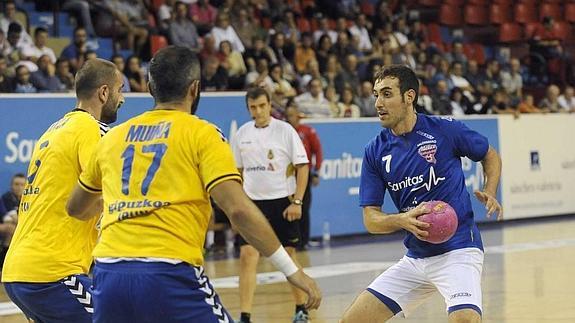 Turrado intenta superar la defensa vasca. 