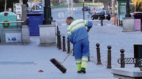 Un trabajador de FCC en tareas de limpieza de calles. 